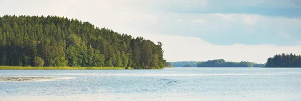 Panoramiczny Widok Skaliste Jezioro Słoneczny Dzień Drzewa Rośliny Dzikie Kwiaty — Zdjęcie stockowe