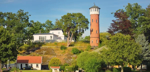 Vista Panorâmica Margem Lago Floresta Casas Tradicionais Torre Água Velha — Fotografia de Stock