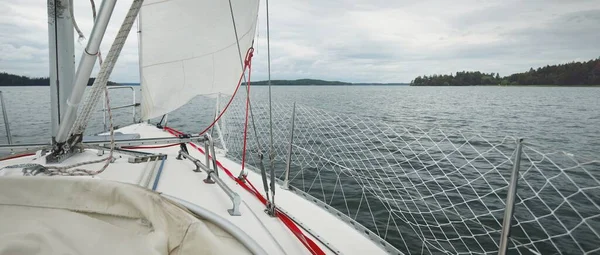 嵐の間の白いヨットのセーリング マスト 談合装置の眺め 32フィートのスウェーデン人は帆船を建造した 夏休み レクリエーション スポーツ レジャー活動 — ストック写真