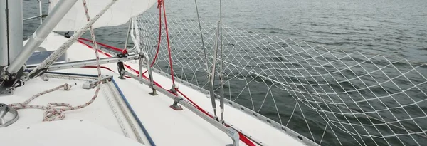 Witte Jacht Zeilen Tijdens Storm Zicht Mast Zeilen Tuigage Apparatuur — Stockfoto