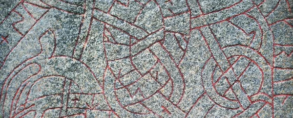 古老的石头 在绿色的夏季公园里有芦苇 历史重演 维京时代 — 图库照片