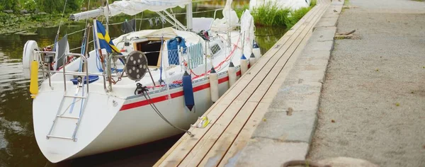 Fuß Schwedisches Kreuzfahrtsegelboot Das Kanal Verankert Ist Grüner Sommerpark Urlaub — Stockfoto