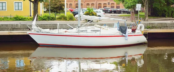 Fuß Schwedisches Kreuzfahrtsegelboot Das Kanal Verankert Ist Grüner Sommerpark Schweden — Stockfoto