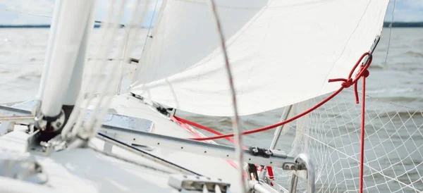 嵐の後の白いヨットのセーリング マスト 談合装置の眺め 32フィートのスウェーデン人は帆船を建造した 夏休み レクリエーション スポーツ レジャー活動 — ストック写真