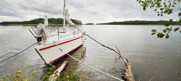 Jacht Ankert Felsigen Ufer Fuß Schwedisches Kreuzfahrtsegelboot Schweden Natur Sommerurlaub — Stockfoto