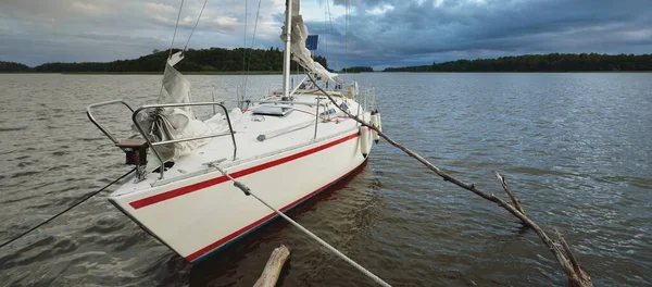 Yacht Anchored Rocky Shore Feet Swedish Built Cruising Sailboat Sweden — Stock Photo, Image