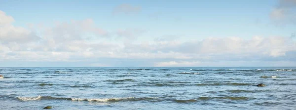 Panoramisch Uitzicht Oostzee Winter Heldere Blauwe Lucht Met Gloeiende Cumulus — Stockfoto
