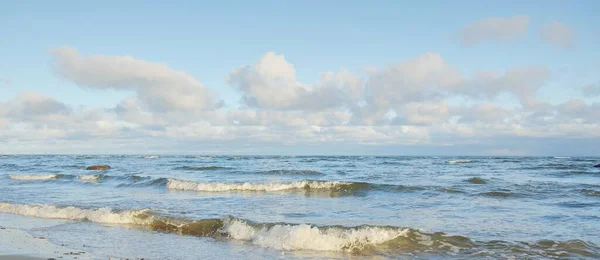 Панорамный Вид Балтийское Море Зимой Ясное Голубое Небо Пылающими Кучевыми — стоковое фото