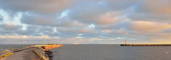 Promenade Lighthouse Sunset Baltic Sea Latvia Dramatic Sky Glowing Clouds — Stock Photo, Image