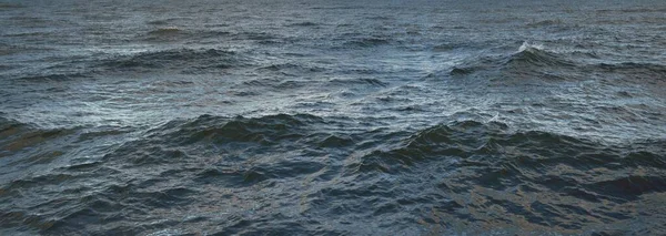 日落时的波罗的海开阔的全景 水面纹理 变化无常的天气 气候变化 — 图库照片