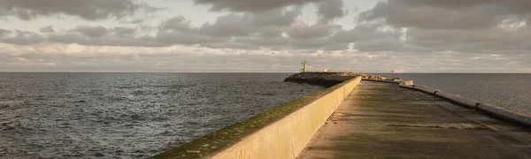 Прогулка Маяку Закате Балтийское Море Латвия Драматическое Небо Светящиеся Облака — стоковое фото