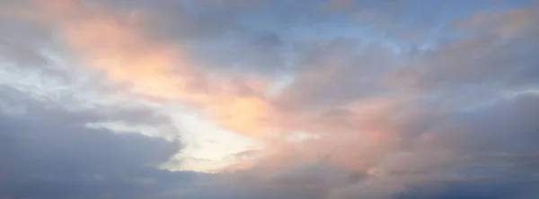하늘에 분홍빛 황금빛 구름이 드리우고 있습니다 끼었다 기상학 천연자원 아름다운 — 스톡 사진