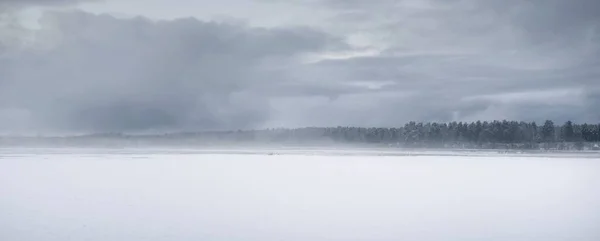 Campo Arado Agrícola Coberto Neve Floresta Sob Nuvens Escuras Dramáticas — Fotografia de Stock