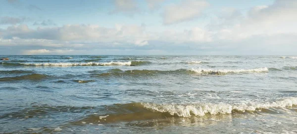 Панорамний Вид Балтійського Моря Взимку Чисте Блакитне Небо Яскравими Купчастими — стокове фото