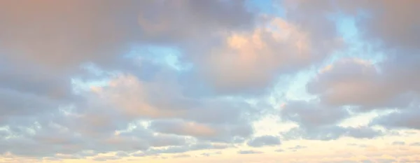 Céu Azul Claro Brilhante Cirro Rosa Dourado Nuvens Cúmulos Após — Fotografia de Stock