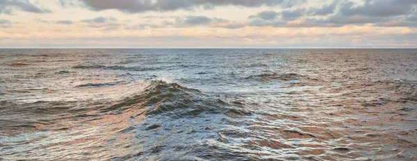 Панорамный Вид Открытое Балтийское Море Закате Текстура Поверхности Воды Волны — стоковое фото