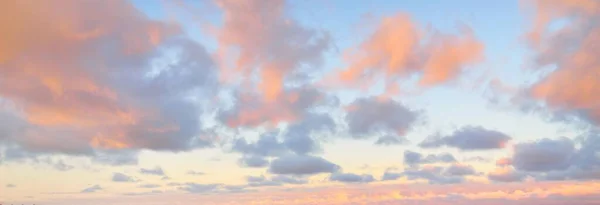 Cielo Azul Claro Resplandeciente Cirro Rosado Dorado Nubes Cúmulos Después — Foto de Stock