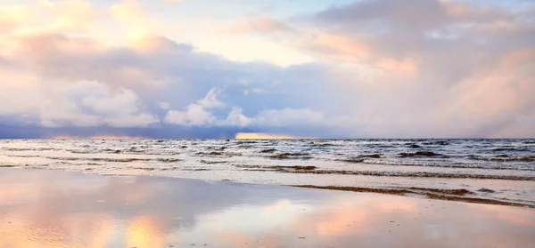 Panoramatický Výhled Baltské Moře Písčitého Pobřeží Jasná Zapadající Obloha Barevné — Stock fotografie