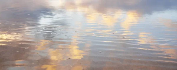 波罗的海的沙滩海岸 清澈的落日 色彩艳丽的粉色云彩 柔和的光线 水的对称反射 天然的镜子 气候变化 — 图库照片