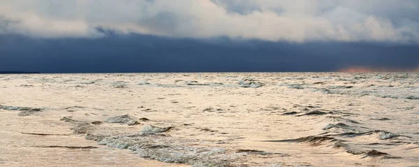 Panorámás Kilátás Nyílik Balti Tengerre Naplementekor Drámai Égbolt Sötét Ragyogó — Stock Fotó