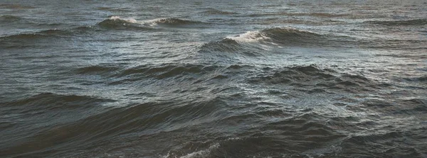 Gün Batımında Açık Baltık Denizinin Panoramik Görüntüsü Yüzeyi Dokusu Dalgalar — Stok fotoğraf