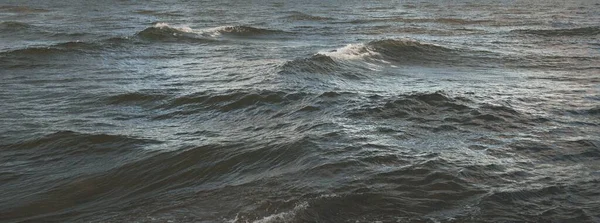 Panoramisch Uitzicht Open Oostzee Bij Zonsondergang Wateroppervlaktextuur Golven Kietelweer Winter — Stockfoto