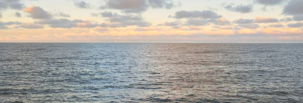 Πανοραμική Θέα Της Ανοιχτής Βαλτικής Θάλασσας Ηλιοβασίλεμα Υγρασία Επιφάνειας Νερού — Φωτογραφία Αρχείου