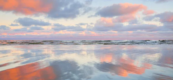 Панорама Балтійського Моря Піщаного Берега Чисте Сонячне Небо Яскраві Рожеві — стокове фото