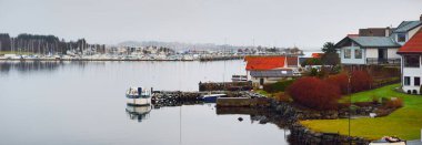 Yat marinasının panoramik hava manzarası, fayanslı çatıları olan modern geleneksel evler, sahte kırmızı boya. Stavanger, Rogaland bölgesi, Norveç. Mimarlık, seyahat merkezleri, turizm, yelkencilik, seyahat