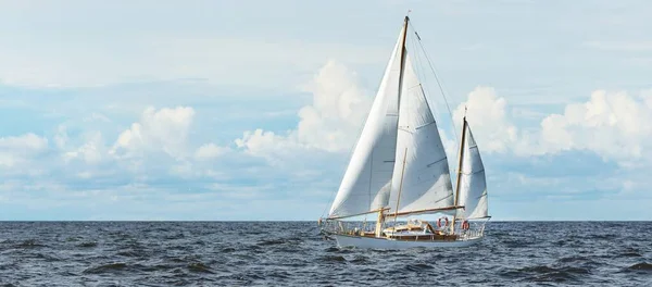 古い高価なヴィンテージ木製の帆船 ヨール のクローズアップは オープン海でセーリング 劇的な雲景 メイン州の海岸 — ストック写真