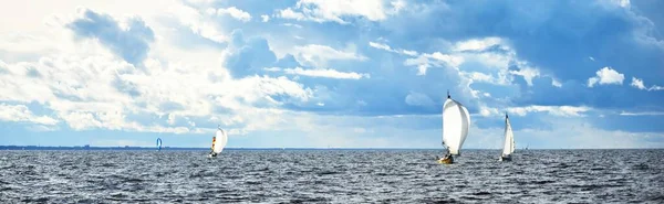 帆船赛艇比赛 现代帆船在波浪中疾驰而过 雷雨前的天空很壮观 阴云密布 北德国基尔 — 图库照片