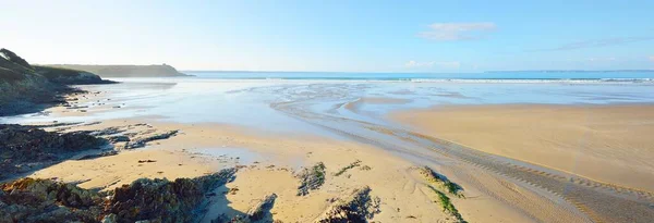 ドゥアルネネス湾の砂浜の海岸からの眺め 真っ青な空 水の上の反射 波と水が飛び散った フランスのブルターニュ 旅行先 レジャー活動のテーマ — ストック写真