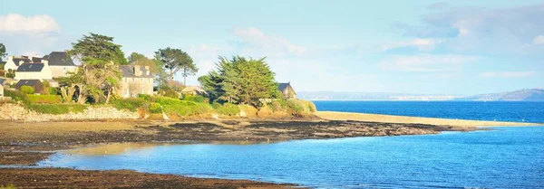 Casas Campo Árboles Costa Arenosa Bahía Douarnenez Cielo Azul Claro — Foto de Stock