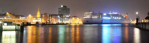 Grande Cruzeiro Branco Porto Iluminado Passageiros Noite Paisagem Urbana Panorâmica — Fotografia de Stock