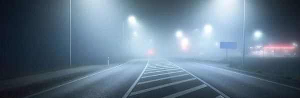 Panoramisch Uitzicht Verlichte Nieuwe Snelweg Een Mist Nachts Straatverlichting Close — Stockfoto