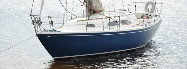 Yate Amañado Balandra Azul Anclado Aguas Poco Profundas Cerca Orilla —  Fotos de Stock