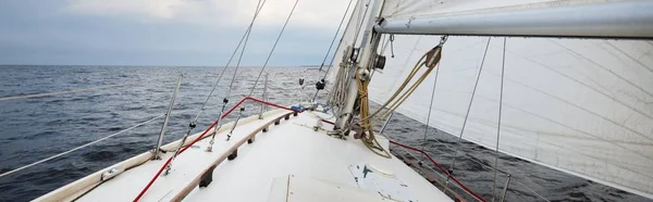 White Yacht Heeled Close Reach Close View Deck Bow Mast — Stock Photo, Image