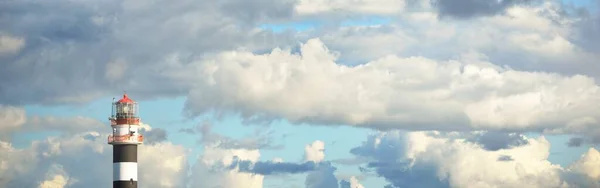 Epische Wolkenlandschaft Leuchtturm Gegen Dramatischen Himmel Mit Dekorativen Kumuluswolken Vor — Stockfoto