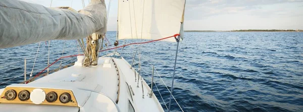Sloop Branco Fraudado Iate Navegando Mar Pôr Sol Céu Limpo — Fotografia de Stock