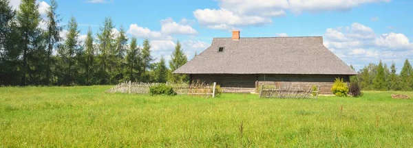 Een Oud Houten Huis Met Een Tegeldak Hut Blokhut Een — Stockfoto