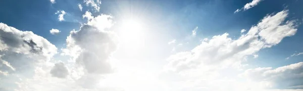 Καθαρός Γαλάζιος Ουρανός Λαμπερός Κύρρος Και Πυκνά Σύννεφα Δραματικό Σύννεφο — Φωτογραφία Αρχείου