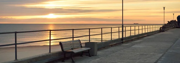 Ein Leerer Fußgängersteg Promenade Zur Ostseeküste Bei Sonnenuntergang Bank Und — Stockfoto