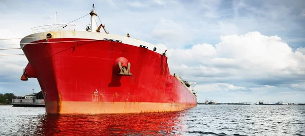 Europort 'ta demirli büyük kırmızı tanker (kargo gemisi), yakın plan. Rotterdam, Hollanda. Yük taşımacılığı, küresel iletişim, lojistik, çevresel hasar teması