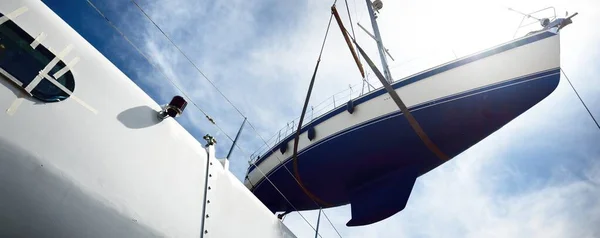Barca Vela Blu Sollevata Una Gru Che Viene Riposta Acqua — Foto Stock