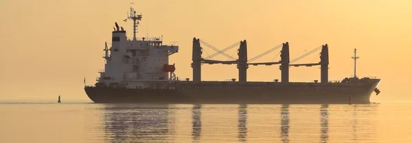 Großes Frachtkran Schiff Das Bei Sonnenuntergang Auf Offener See Unterwegs — Stockfoto