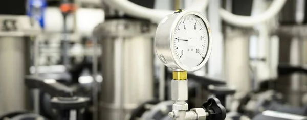 工業用水処理ボイラー室内の気圧計 — ストック写真