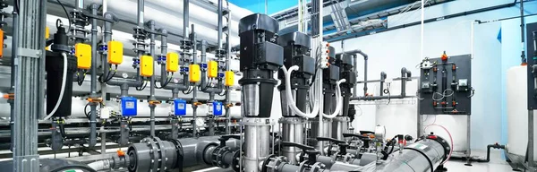 Pumpstation Zur Industriellen Stadtwasseraufbereitung Mit Umkehrosmose Weitwinkelperspektive — Stockfoto