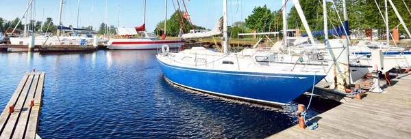 在晴朗的日子里 优雅而现代的帆船停泊在游艇码头上 体育和娱乐主题 蓝色单桅帆船特写 — 图库照片