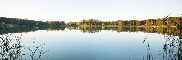 Landhuizen Groenblijvende Bomen Een Rivier Bij Zonsondergang Letland Symmetrische Reflecties — Stockfoto