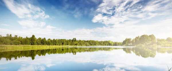 호수가 하늘과 뒤에는 라트비아 반사되어 반사되는 전원적 — 스톡 사진